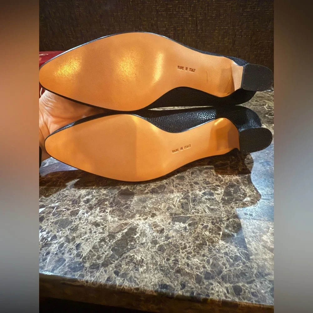 NWT Vintage Salvatore Ferragamo. Rio Nero Pebble Suede Pump. Size 6.5 AA.